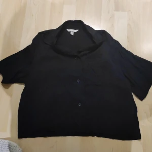 Enkel svart mag skjorta - Enkel skön luftig skjorta. Kortare modell, typ likadan som en mag tröja