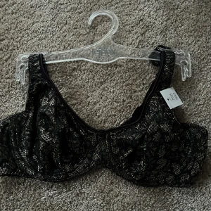 BH svart och guld . 75 B - Ny bh från provkollektion. Märket är Bali . Stl. 75 B