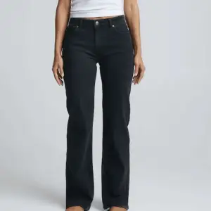 Så snygga jeans! Strl 30-32💕Använda typ 2 ggr så 10/10 skick💞nypris 699 säljer för 400kr🛍️ använd gärna ” köp nu ”