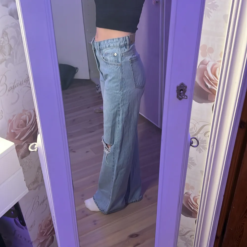Säljer nu dessa ursnygga jeans ifrån Lager157 då de tyvärr inte kommit till användning och varit stora. aldrig använda. Jag själv är 1,68 och brukar ha S eller XS. Kanske något stor i storleken. . Jeans & Byxor.
