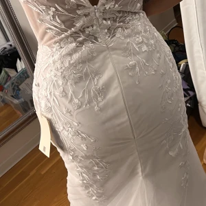 Brudklänning/balklänning  - Storlek 36. Jag är 162 cm lång. Med klackar funkar den perfekt längdmässigt men jag rekommenderar dig att du använder en underkjol för att ”göra klänningen rättvis”. Jätte fin men trivdes inte i den. Nypris är 2799kr plus en tull på 1500kr.Mitt pris:1000