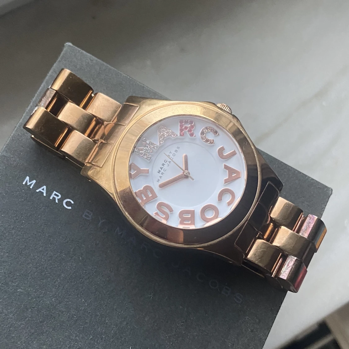 Guldig Marc Jacobs klocka  - 90