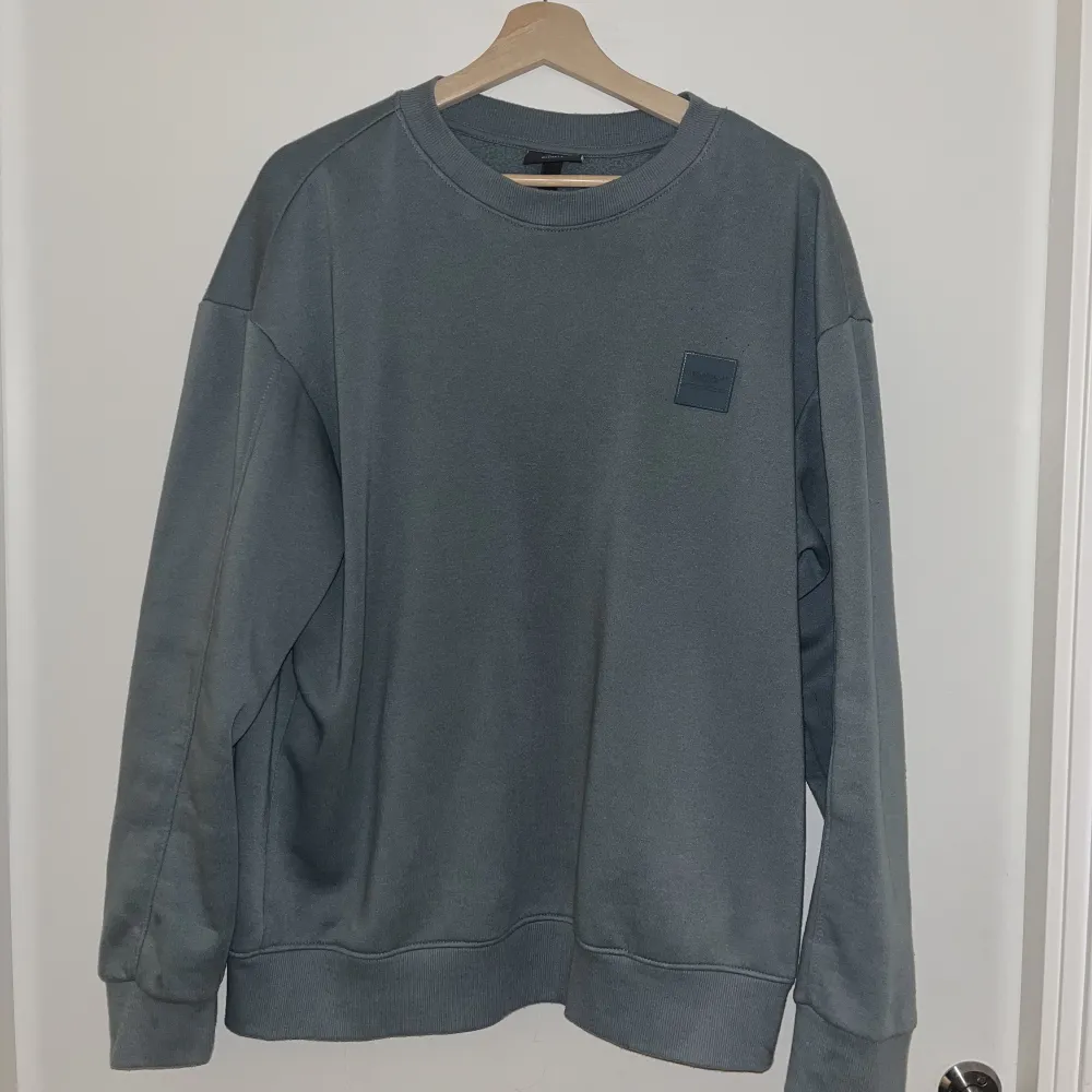 En sweatshirt från hm som jag ej använder längre Skulle säga att den är i perfekt skick På bilderna ser den nästan grå ut men i verkligheten är den blågrön/turkos🙌. Tröjor & Koftor.