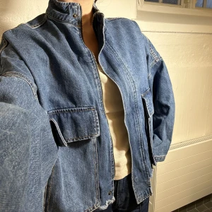 Jeansjacka från Zara - Använd max 3 gånger. Storlek M.
