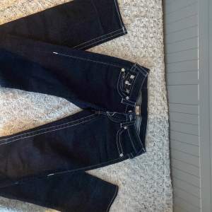 Dessa true religion jeans är köpta i New York och bara ett fåtals gjordes! Har även silvriga fina fickor. Modell straight!