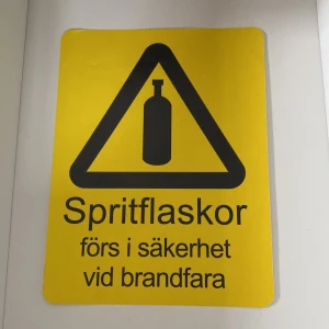 Klistermärken  - Ett stor klistermärke! Helt nytt, inga defekter på det! Den är 27x20cm stort. Frakt tillkommer på 18kr