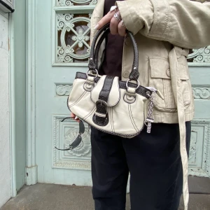 Ciara - Säljer denna väska! Skriv gärna för frågor eller fler bilder!🤍  Följ oss gärna på Instagram @bellebag_uf🌟