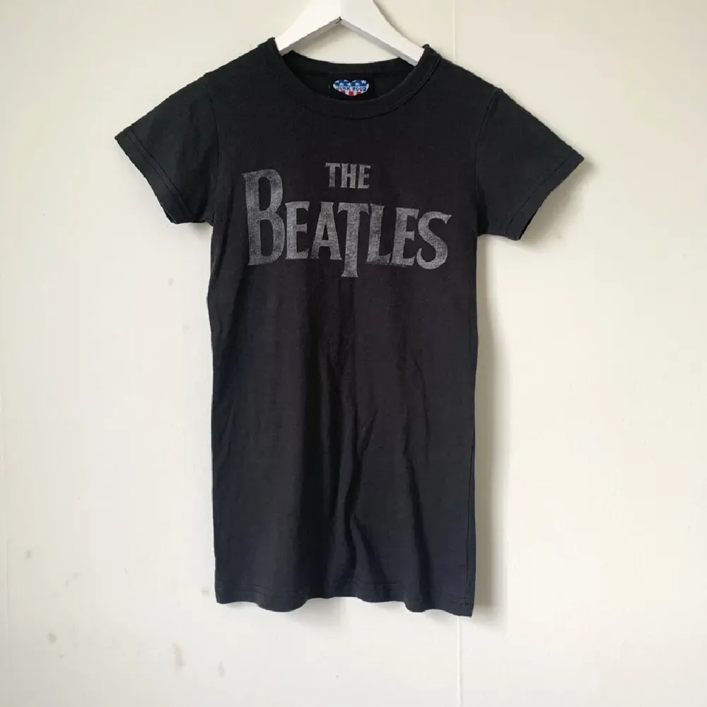 ⚠️inte min bild⚠️ Skitsnygg the Beatles t-shirt som jag tyvärr växt ur. Köpt här på plick!. T-shirts.