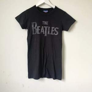⚠️inte min bild⚠️ Skitsnygg the Beatles t-shirt som jag tyvärr växt ur. Köpt här på plick!