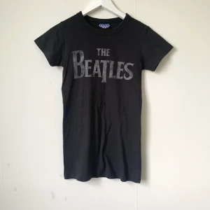 The Beatles T-shirt - ⚠️inte min bild⚠️ Skitsnygg the Beatles t-shirt som jag tyvärr växt ur. Köpt här på plick!
