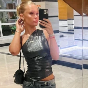 Glitter topp - Jättefin glittertopp som aldrig är använd och har lapparna kvar, bilder lånade skriv för egna 💕