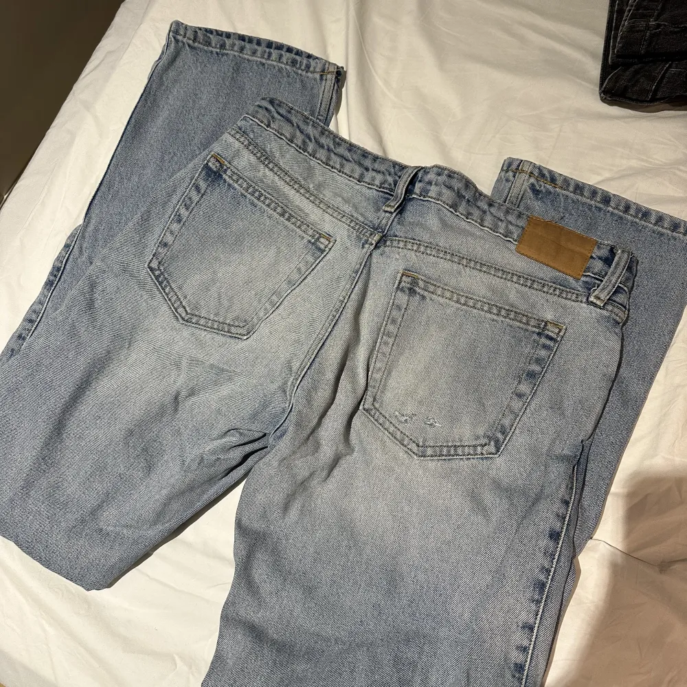 Jeans från weekday i modellen arrow, med ett litet hål eller uppslitning på bakfickan. Jeans & Byxor.