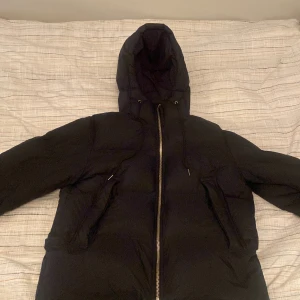 ARKET Dun Vinterjacka - Säljer nu min stilrena dunjacka från ARKET. Jackan är väldigt varm vilket är perfekt nu till vintern! Den är gjord i återvunnet dun och är endast använd i en halv vinter! Skick 9/10, Dma för frågor! Pris kan diskuteras! 