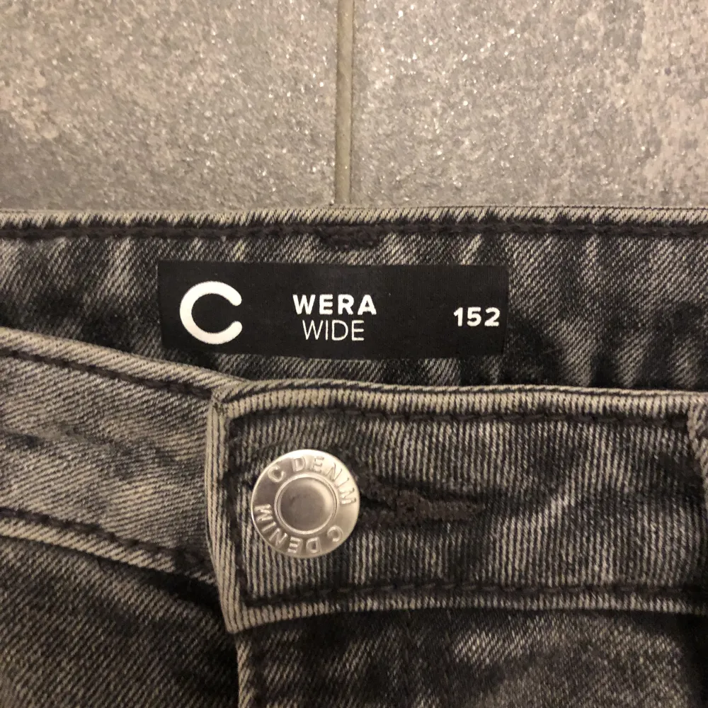 Fina jeans från Cubus som är lågmidjade💕 dom är jätte fina och är i mörkgrå🤩. Jeans & Byxor.