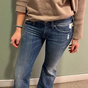 LOWWAIST JEANS 7forallmankind - HELT NYA skitsnygga lågmidjade bootcutjeans från 7forallmankind!⚡️ nypris 179€ Mått: Midja 32x2 cm Beninnerlängd 79cm Yttre benlängd 100cm Lår 19cm