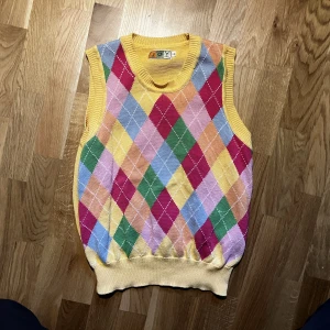 Färgglad väst - Färgglad väst i storlek M!