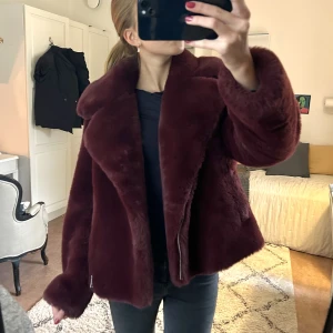 Pälsjacka från Zadig & Voltaire - Säljer min vinröda fuskpäls jacka från Zadig & Voltaire. Endast använd ett fåtal gånger så den är i väldigt bra skick! Köptes för ca 4500 och passar både mindre och större storlekar❤️Kan prisförhandla vid snabb affär 🤝