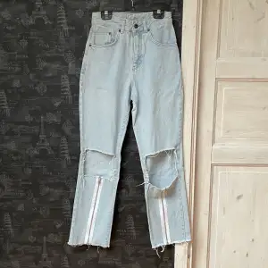 The Ragged Priest jeans med snygga zip detaljer under knähålen och tighta över rumpan  W26, ca 75cm i längd  Älskar dessa men tyvärr försmå, hoppas någon annan kan få använda 