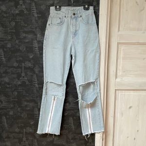 The ragged priest jeans - The Ragged Priest jeans med snygga zip detaljer under knähålen och tighta över rumpan  W26, ca 75cm i längd  Älskar dessa men tyvärr försmå, hoppas någon annan kan få använda 