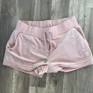 Juicy countour shorts - Knappt använda