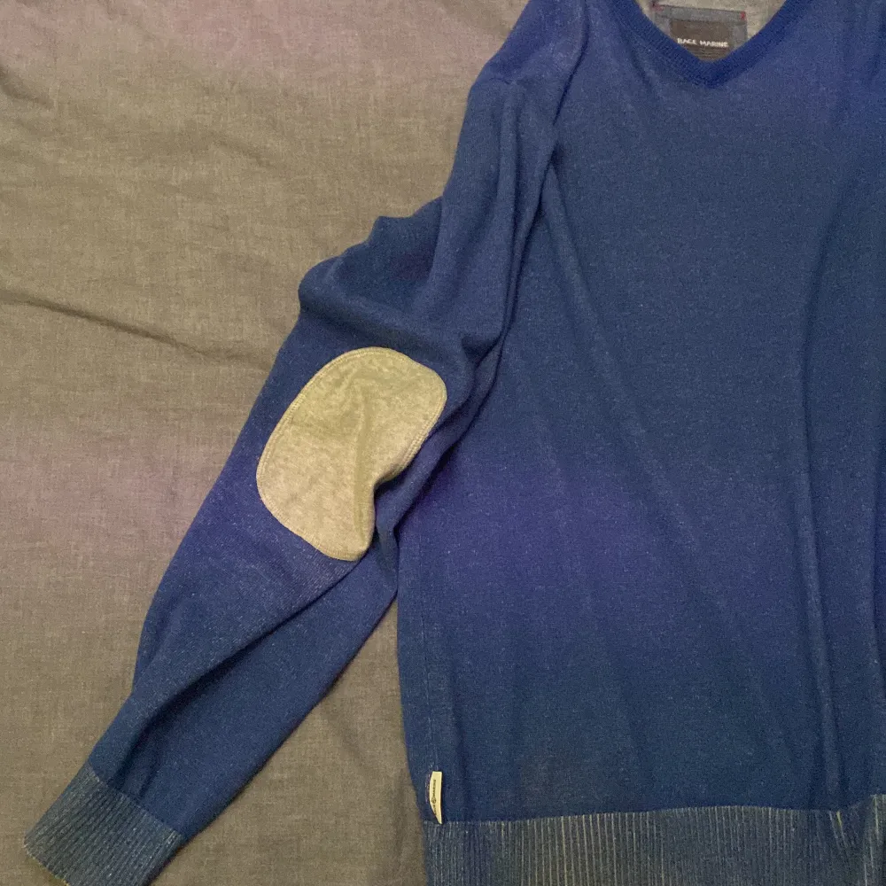 Säljer en blå tröja från Race Marine som är i storleken XXL. Den är i mycket fint skick.. Tröjor & Koftor.