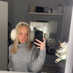 Öronvärmare - Ett par öronvärmare från Kurt Geiger. Endast använda en gång. Väldigt mysiga och håller öronen varma. Nypris 800kr