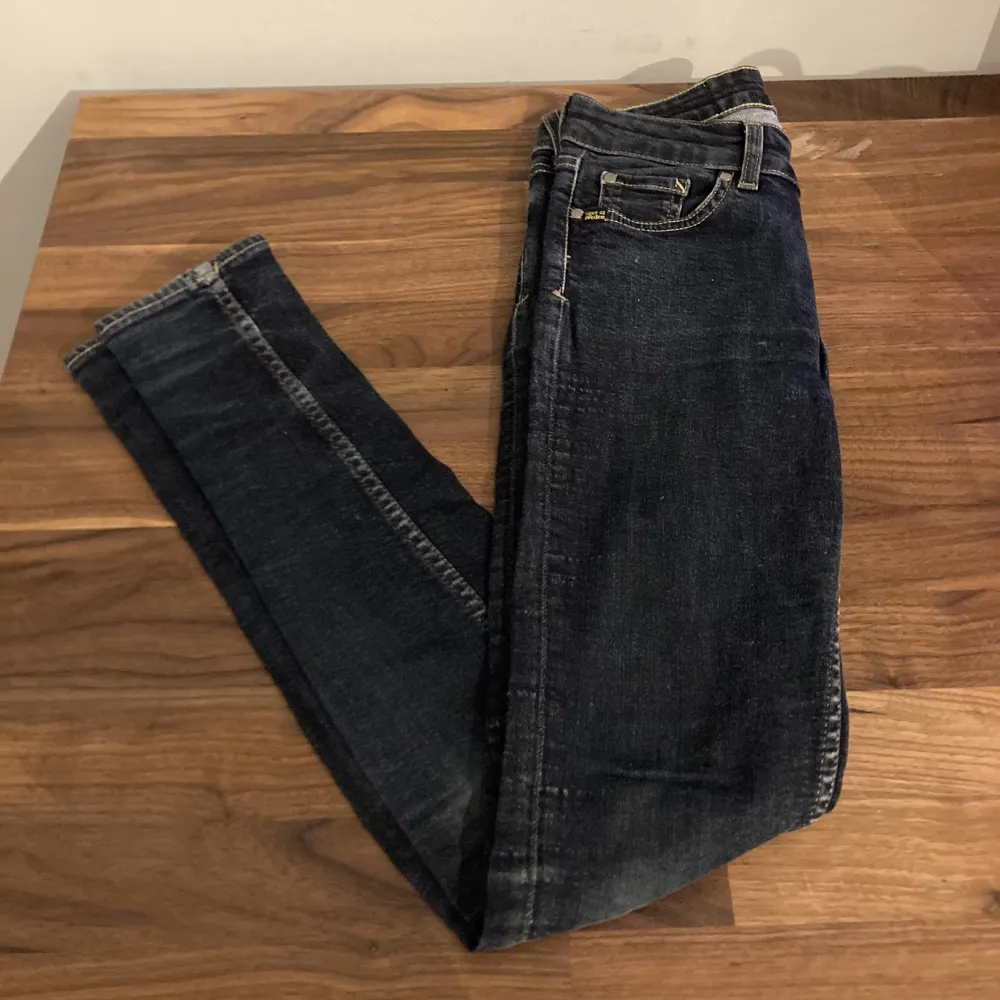 Tja säljer dessa jätte snygga tiger of sweden jeans i slimfit model/passform! Tveka inte att fråga mig om undringar! . Jeans & Byxor.