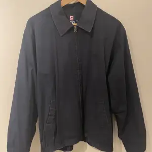 Säljer en av mina absoluta favorit jackor då jag är på jakt efter en ny favorit😊 Vintage skick, saknar knapp på vänster arm🤩