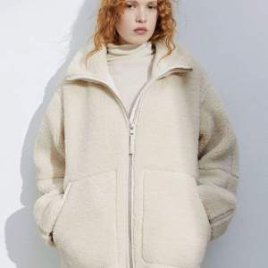 Säljer den populära Teddy jackan i den ljusaste färgen, stor och fluffig perfekt nu till vintern!🤩