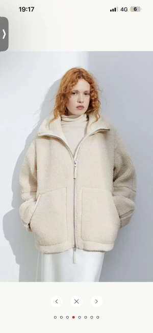 Teddy jacka - Säljer den populära Teddy jackan i den ljusaste färgen, stor och fluffig perfekt nu till vintern!🤩