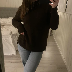 Stickad tröja - Mysig brun stickad tröja från veromoda. Strl xs. Väldigt fint skick!!💕