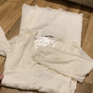 Vit klänning med knappar - Använd endast 1 gång
