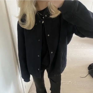 Bomberjacka i ull - Säljer min bomberjacka i ull, då den är för stor för mig. Är mörkblå men ser nästan svart ut, storlek M💕(lånade bilder från förra ägaren)