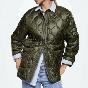 Grön jacka  - Säljer denna gröna dunjacka från Mango. Köpte den här på Plick men den var tyvärr förstor 💞