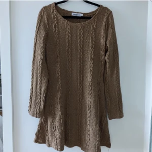 Brun klänning / blus - Aldrig använd så väldigt bra skick! Passar storlekar mellan s-l skulle jag säga beroende på hur man vill att den sitter🤍