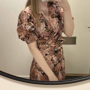 Klänning Joelle - Fin blommig klänning från Joelle som använts fåtal gånger, pris kan diskuteras 