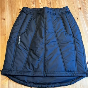 Thermo kjol  - Nyskick, Thermo kjol från sportshoppen. Märke Dobsom. Dyr i inköp.  Använd en gång så den är som ny. 2 fickor och dragkedja på båda sidorna. Inget att anmärka.