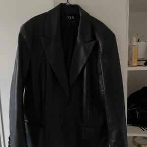 Oversized läderkavaj - Säljer denna snygga läderkavajen i bra skick från ZARA. Köpte storlek L då jag ville ha en oversized kavaj, men vanligtvis bär jag S/XS. Är 156cm! 