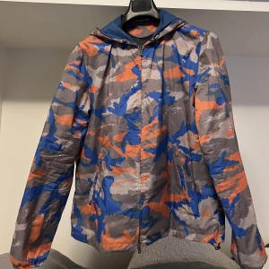 Valentino jacka - Valentino windbreaker i storlek 50, sitter som en större Medium och sitter vanligt på en Large. Sjukt fin samt sällsynt jacka i en camo design som går för runt 8000-9000 i nypris. Sparsamt använd och väldigt sällsynt! INGET OG! Bud från 1599 SEK.