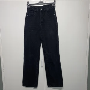 Jeans  - Jeans i storlek xs men sitter som S. Från shein, riktigt jeans material 