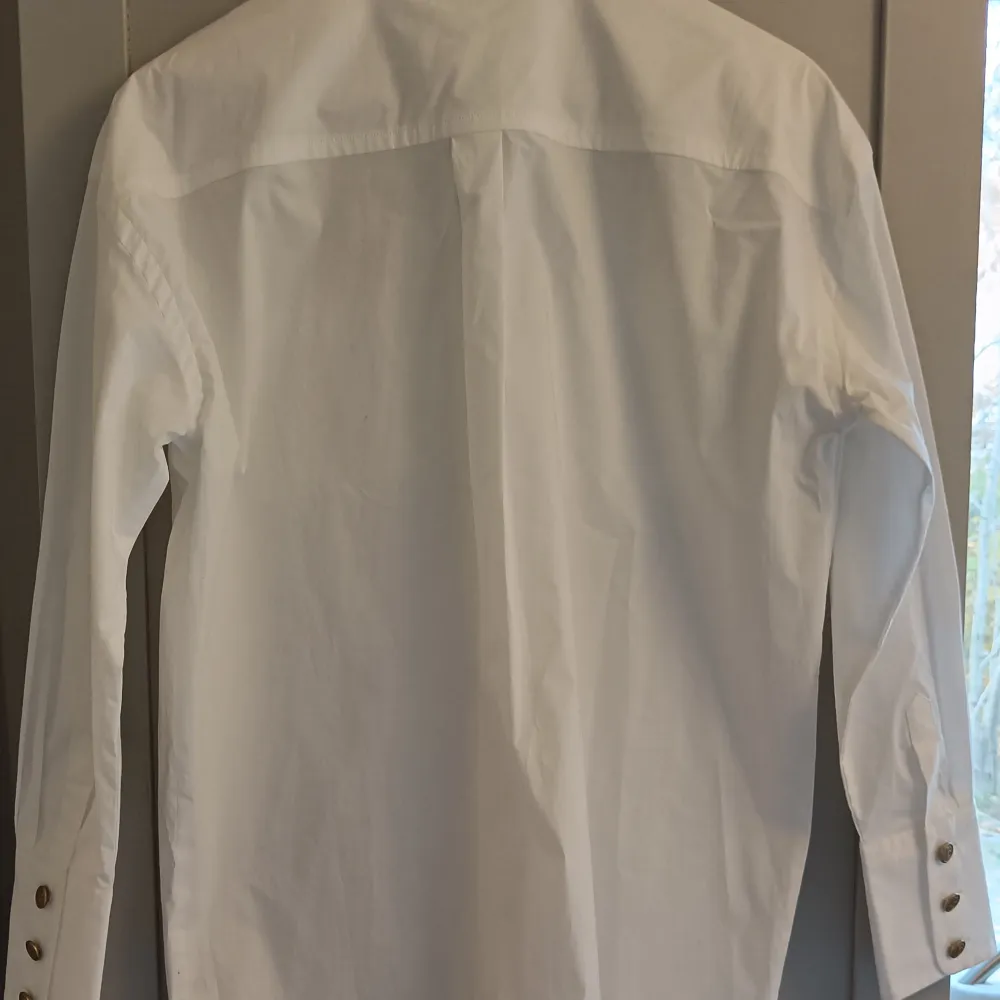 Busnel vit bomullsskjorta vit i lite längre modell endast provad.. Skjortor.