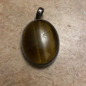 Halsbands hänge i silver med stor sten (tiger öga) i ny skick 