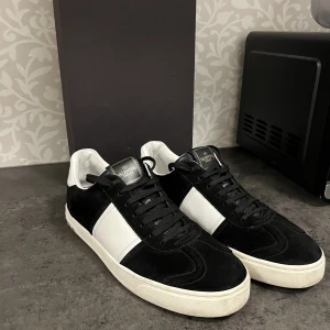 Valentino flycrew  - Säljer dessa väldigt eftertraktade fly crewsen i färgen svart  Skorna är otroligt bra skick  9/10  Alla nitar är kvar  Og box dustnags o valentino kort  Storlek är 42.5 passar 43  Dessa är slutsålda överallt  Fraktar spårbart med postnord  Självklart äkta