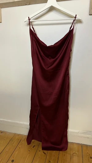 PLT sidenklänning  - Använd 2 gånger 