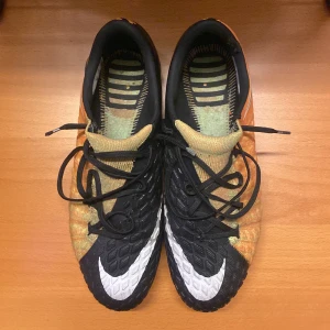 Nike Hypervenoms 3 - Sulorna befinner sig någonstans i hemmet och kan återfinnas vid intresse. De är knappt använda. Vid ytterligare frågor eller bilder, vänligen kontakta mig.