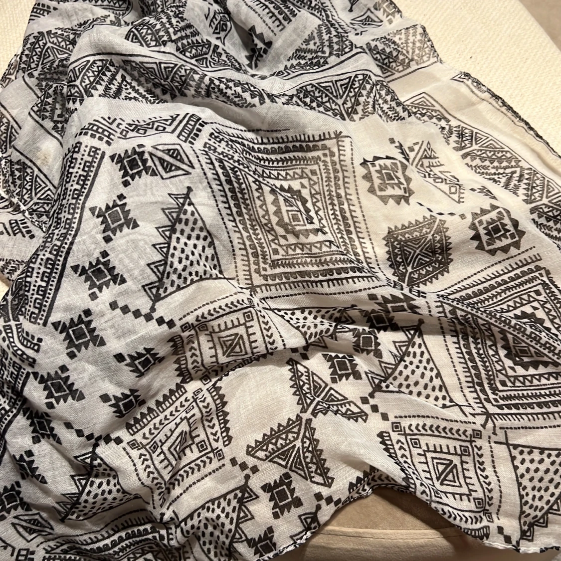 Svartvit sjal med coolt mönster  - 90