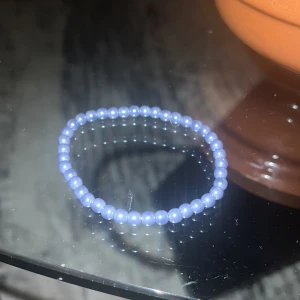Armband med pärlor - Ett blått pärl armband, helt nytt, använd gärna köp nu, 15 kr i frakt om man betalar privat men annars använd gärna köp nu💕