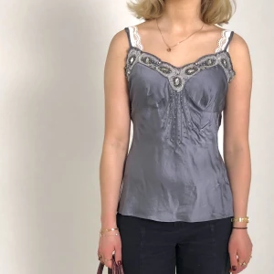 Topp 100% silke med stenar - Topp i 100% silke med stenar   Storlek: 36/S Pris: 179kr Frakt: 60kr