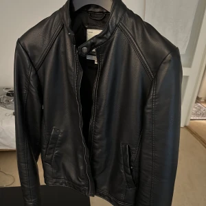 Skinnjacka- Storlek XS - använd ytterst få gånger, skick 10/10. Nypris 800kr. Pm för mer bilder och info. 