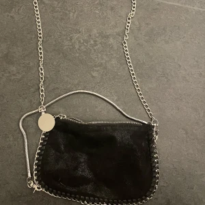 Axelremsväska  - Säljer denna fina väska🖤